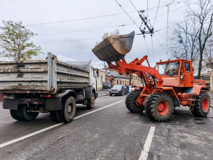 У Холодногірському районі Харкова комунальники прибирають наслідки атак БПЛА